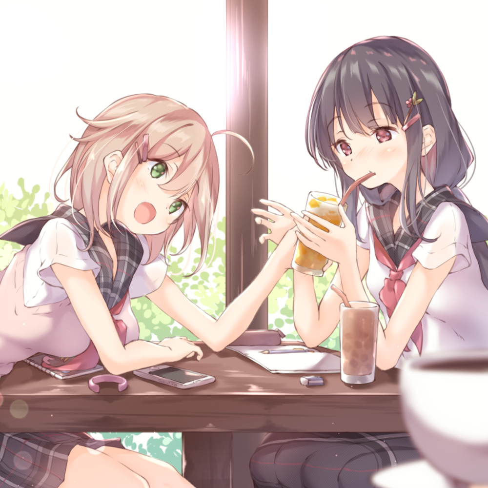 後ろで百合カップルっぽい娘達がイチャラブ会話してるだけ