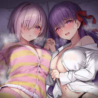 後輩系美少女二人とテントで秘密の密着添い寝